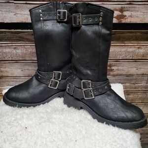 Very G Black Leather Camelia Boots with Buckle